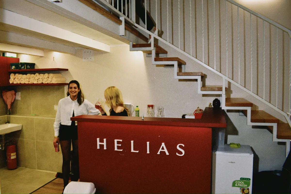 Vínová recepce s nápisem HELIAS